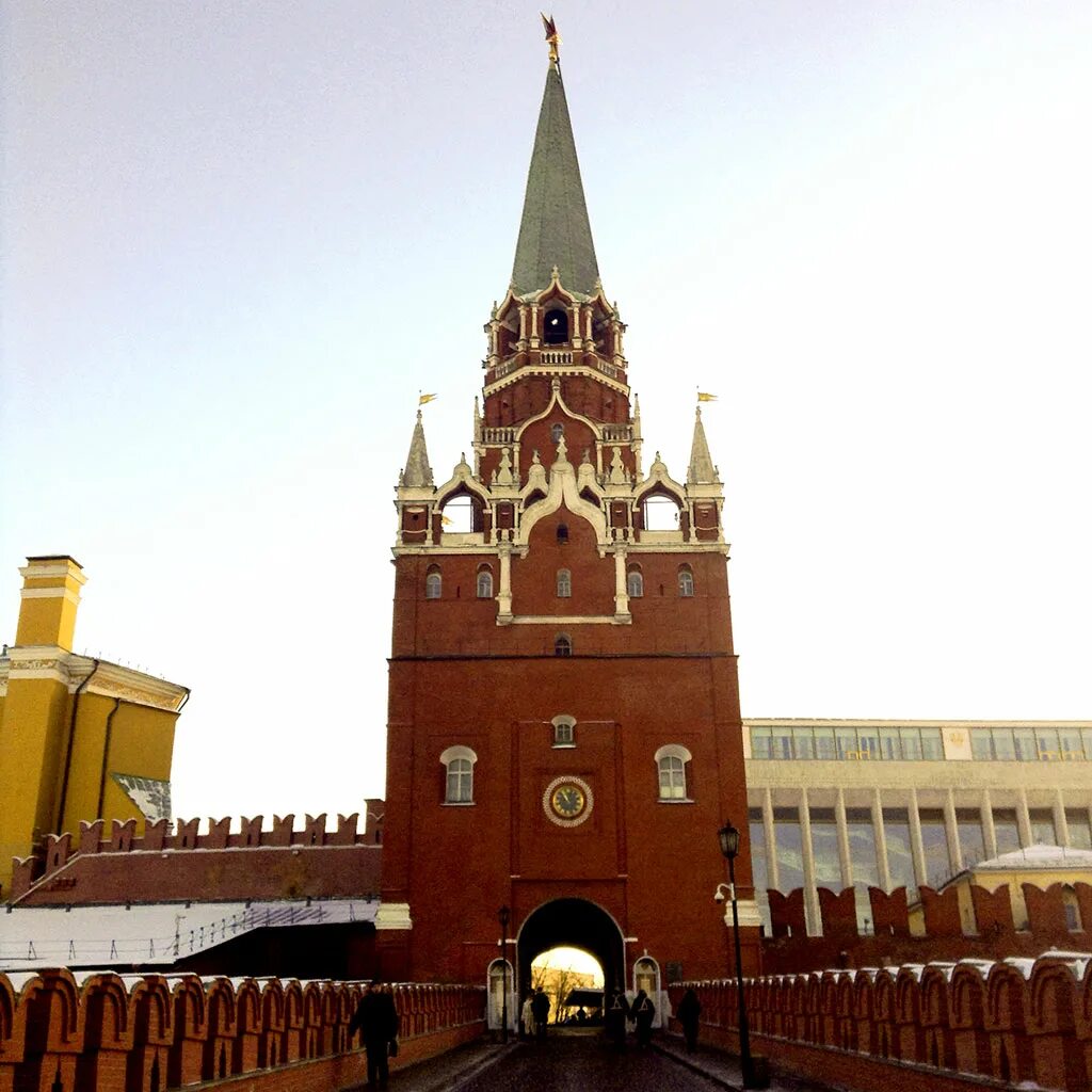 Троицкая башня в Москве. Москва Кремль Троицкая башня. Троицкая башня (1495г). Ворота Троицкой башни Московского Кремля. Какая из башен кремля самая большая