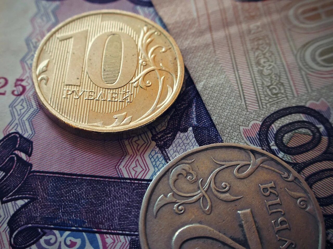 Денежный рубль. Денежный рубль. Денежный рубль. Деньги на белом фоне. Деньги мелочь и бумажные.