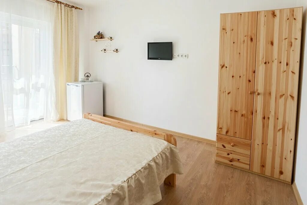 В гостинице с сестрой. Три сестры таллин. Крым-севастополь усадьба две сестры. У трех сестер гостиниц. Отель три сестры севастополь фото.