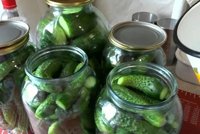 Рецепт сладкого маринада для огурцов. Огурцы в маринаде. Малосольные огурцы в банке. Рецепт огурцы с крыжовником на зиму. Рецепт консервирования огурцов.