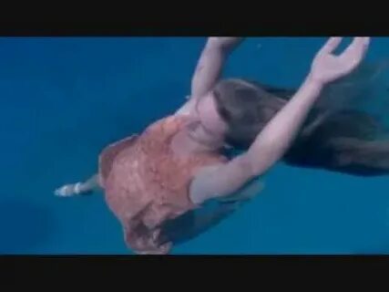 Женщина дельфин видео