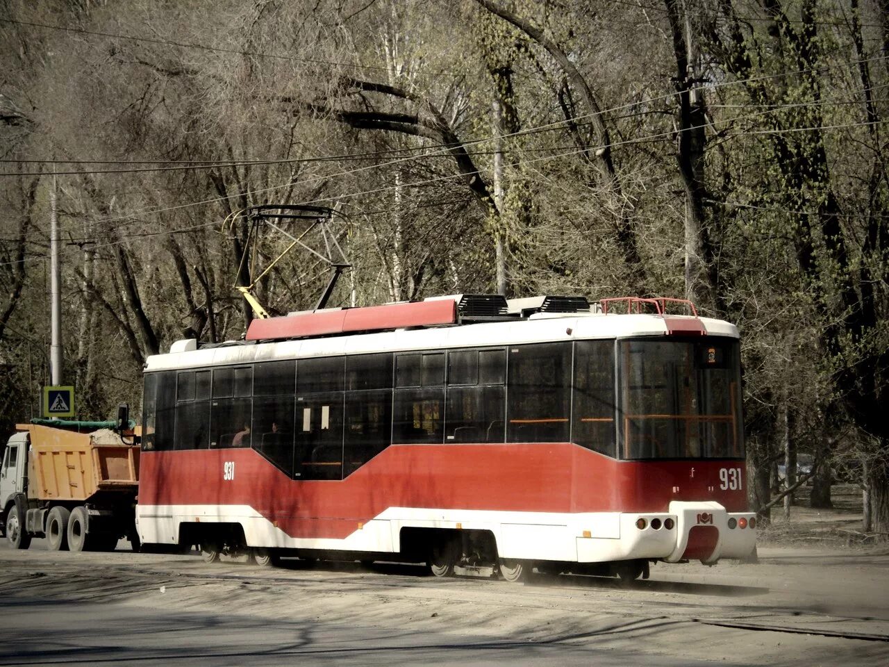 7 трамвай самара маршрут. Самарский трамвай. Трамвай 1123 Самара. Старый трамвай Самара. Самара здания трамвай.
