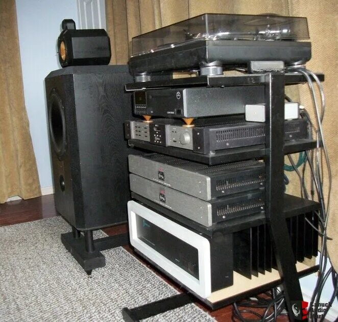 Bowers wilkins 800 matrix. Комната меломана. B w matrix 800. Matrix 800. B&w matrix 802.