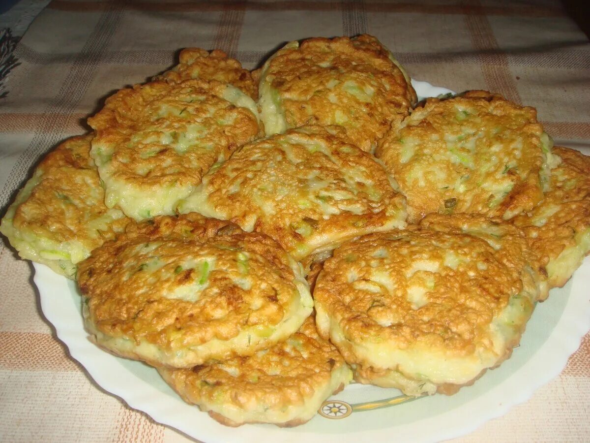 Пышные кабачковые оладьи на кефире. Кабачки сыр яйцо мука на сковороде. Оладьи из кабачков. Оладьи с кабачков. Оладьи из цукини.