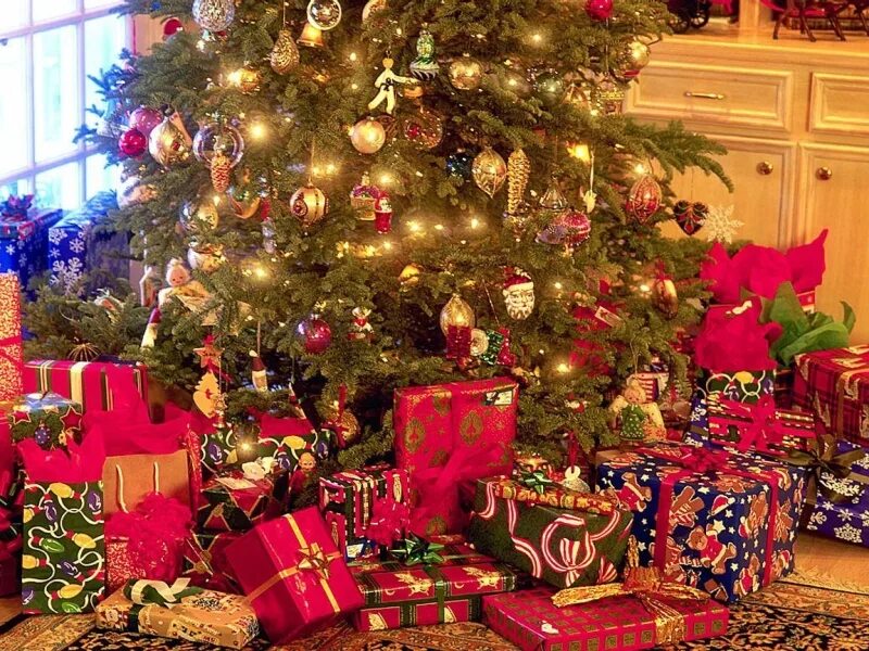 Новый год подарок россия. Новогодние подарки. Подарки для елки. Новогодняя елка. Красивая елка с подарками.