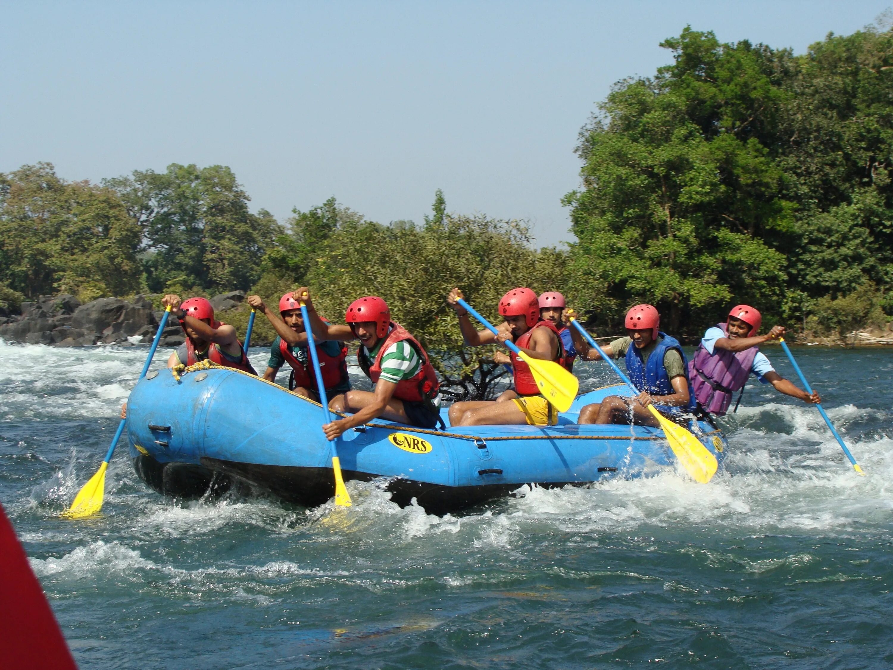 Спорт на лодке по реке. White water rafting вид спорта. Спорт на лодке по реке. Спорт на лодке по реке. Дандели карнатака.