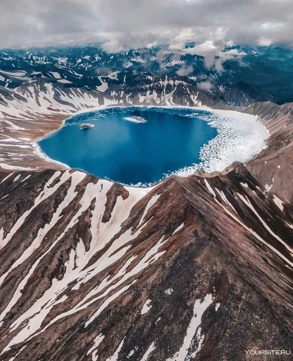 Озеро вулкан. Озеро малый семячик. Корякский вулкан камчатка кратер. Озеро кратера малый семячик. Озера вулкана келимуту.