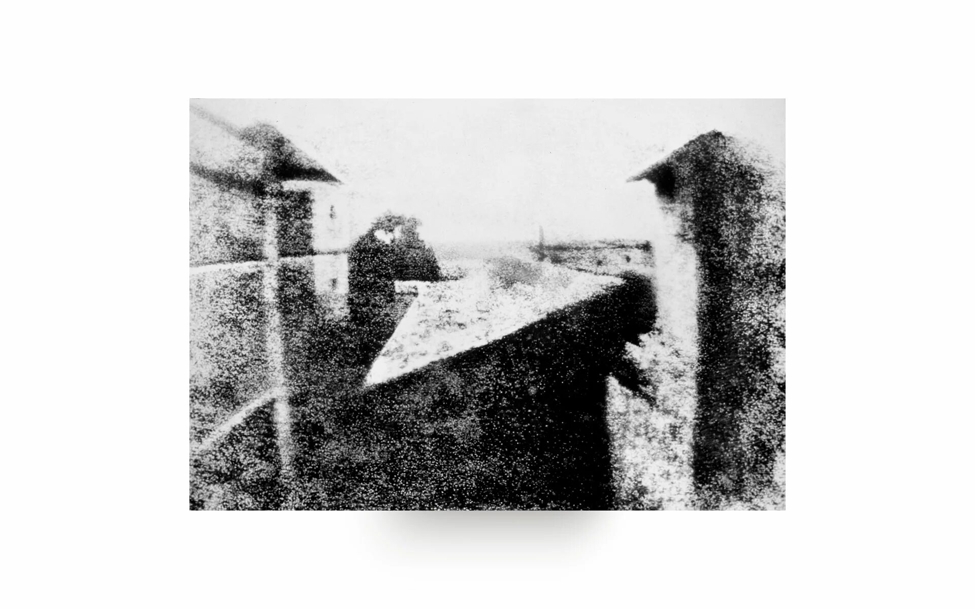 «Вид из окна», 1826 г. Жозеф Нисефор Ньепс. Жозеф Нисефор Ньепс первая фотография вид из окна. Жозеф Ньепс первая фотография. Вид из окна снимок Жозеф Ньепс.