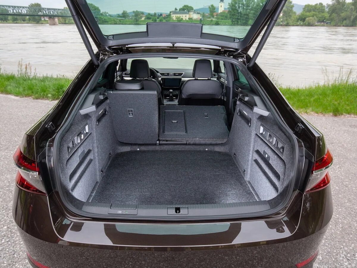 Объем шкода суперб. Шкода суперб 2025 багажник. skoda superb лифтбек багажник. шкода суперб 2019 багажник. багажник skoda superb 2019.