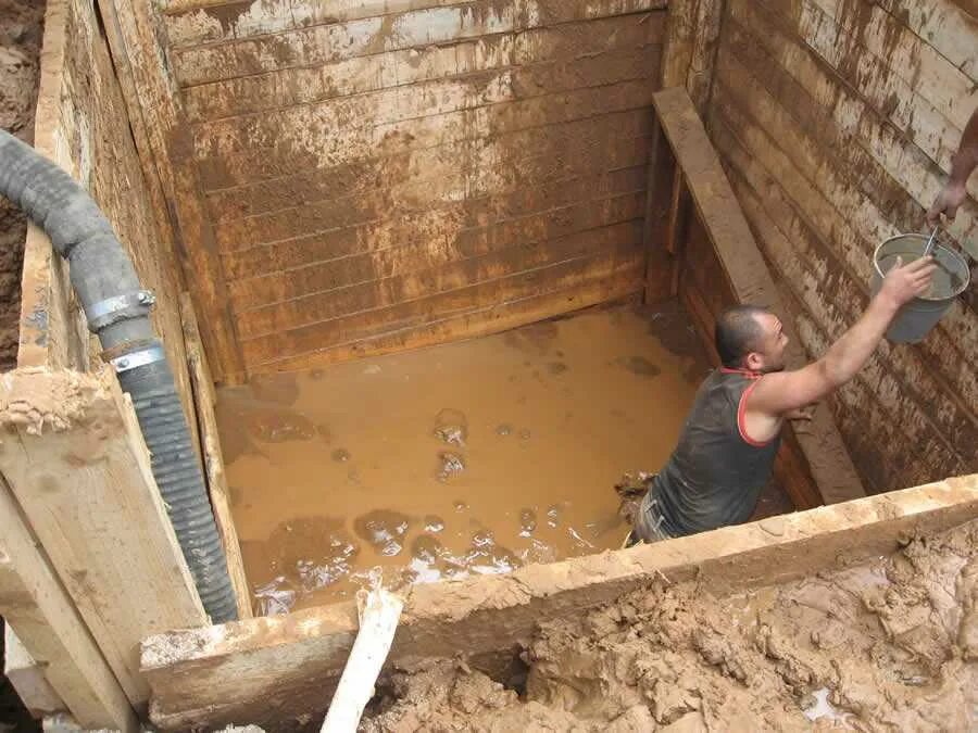 Как убрать воду из ямы. Постройка погреба. котлован для подвала. стены погреба. опалубка для выгребной ямы.