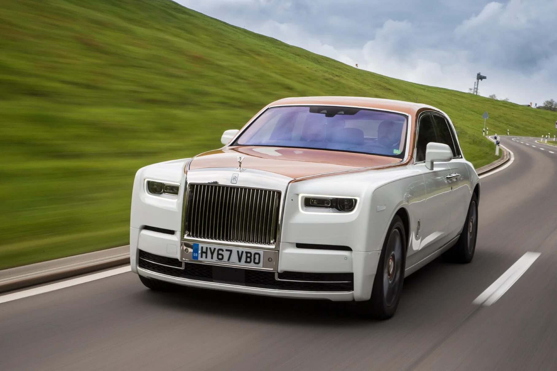 Rolls история. Роллс Ройс Фантом 2022. Роллс Ройс лимузин 2022. Роллс Ройс а4. Машина Роллс Ройс 2022.