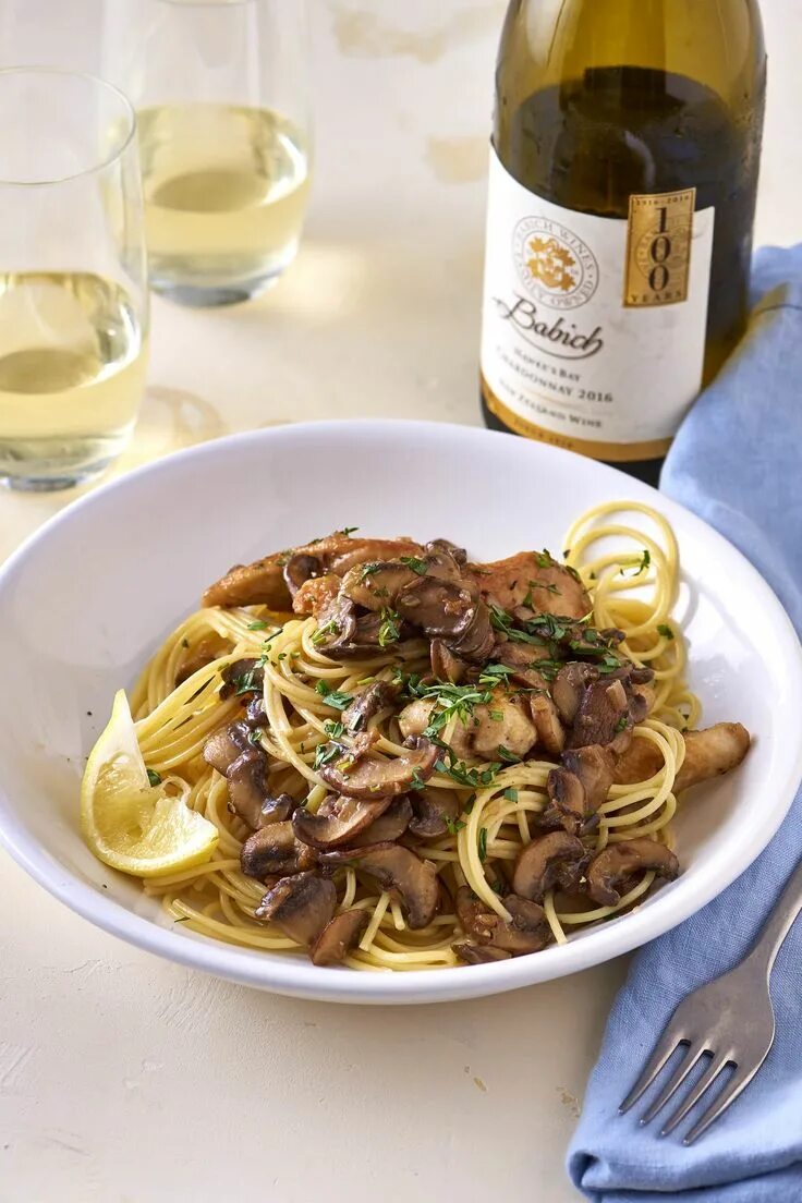 Паста и вино. Итальянская паста и вино. Итальянская паста и белое вино. Спагетти и вино. Белое вино кур