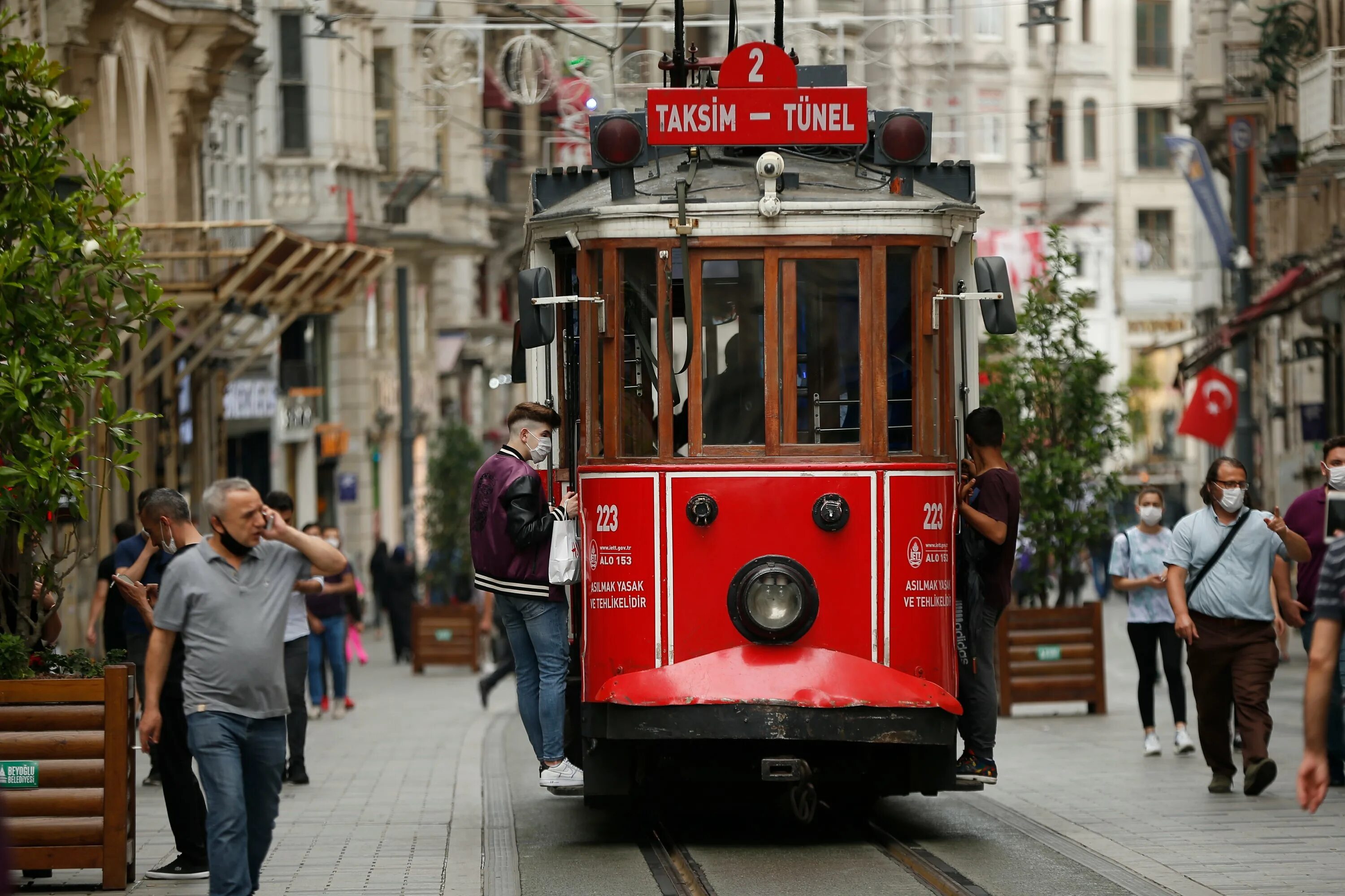 Истикляль. Истикляль Стамбул. Трамвай на Истикляль в Стамбуле. Улица Таксим в Стамбуле.