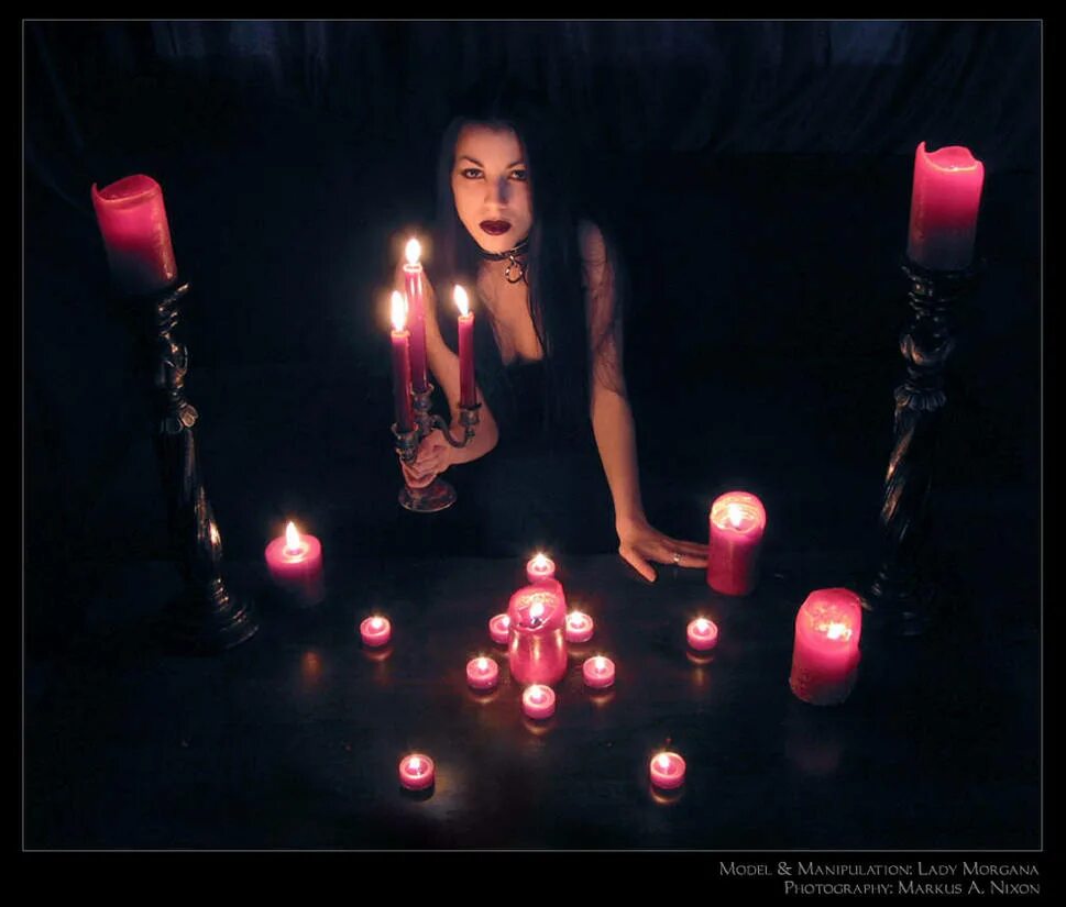 Приворожить парня свечи. Ритуалы со свечами. Фотосессия со свечами. Девушка со свечой. Свечи ведьмы.