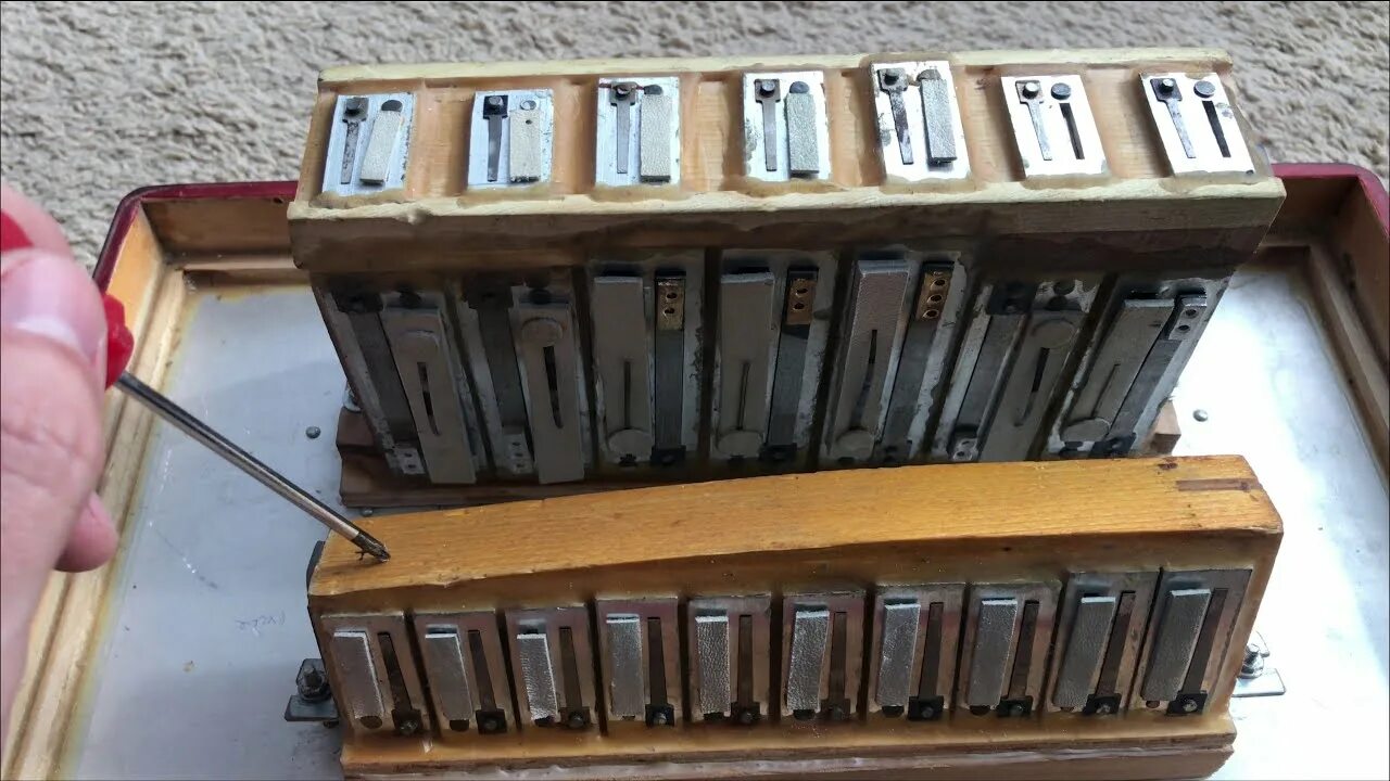 Резонаторы гармони. Голосовая планка баяна. Резонатор гармони. Резонатор планок на гармони. Резонаторы гармони.