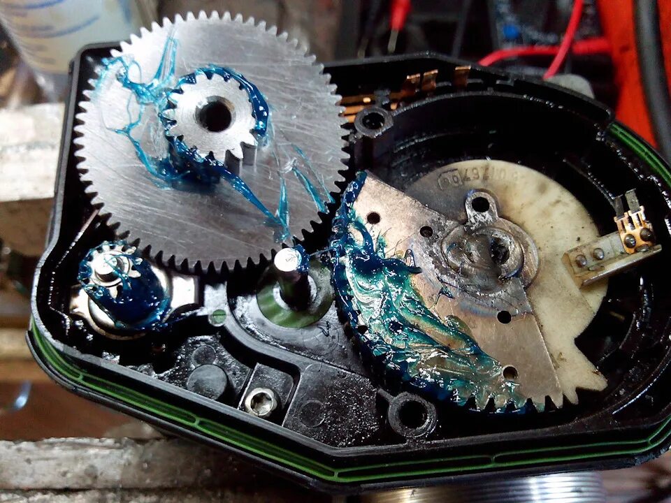 пластиковая шестерня toyota hilux. шестеренки в масле. масло автомобильное. смазка для пластиковых шестеренок редукторов. трансмиссионные смазочные масла.