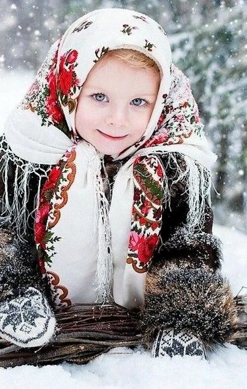 Маленькие русские красавицы. Девочка в платке. Девочка в платке зимой. Русские дети зимой.