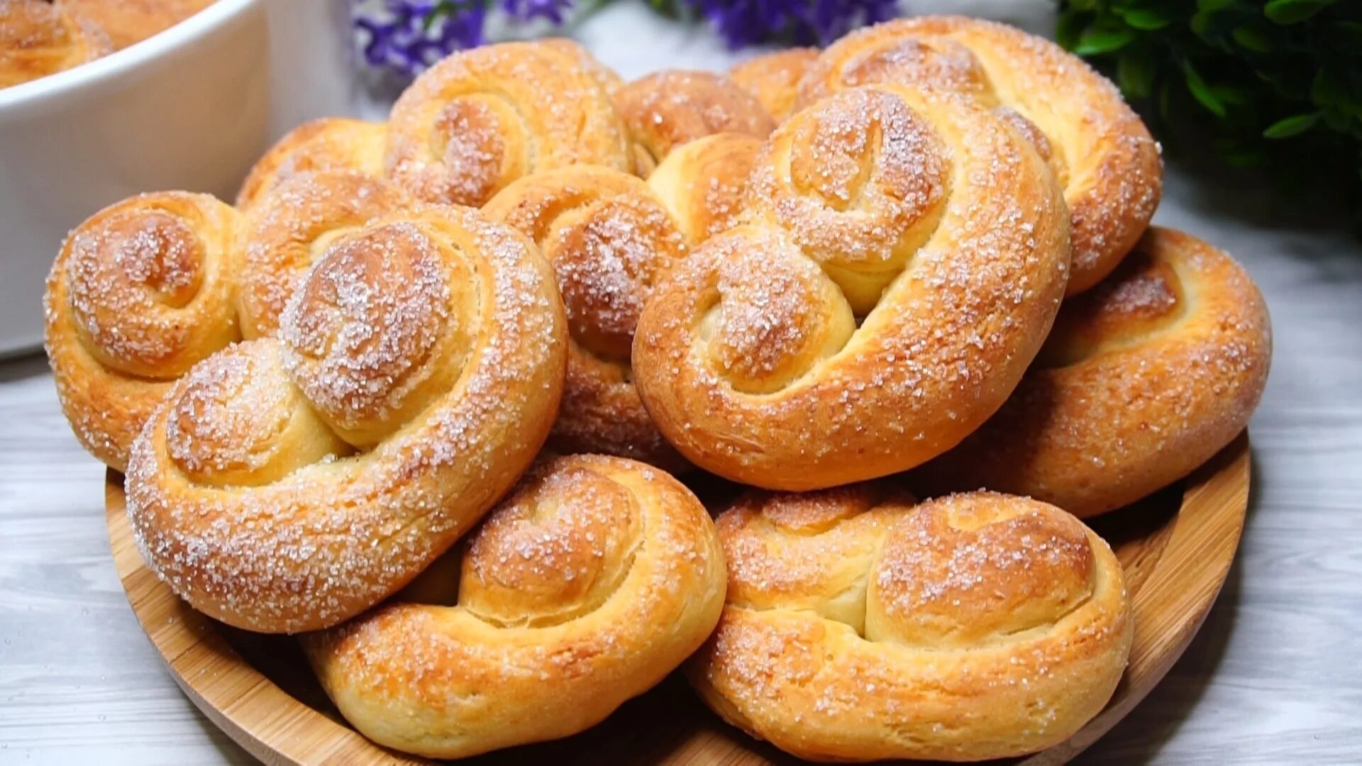 Сахарные крендельки. Крендель с корицей. Сахарные крендельки. Сахарное печенье. Рецепт кренделей с сахаром.