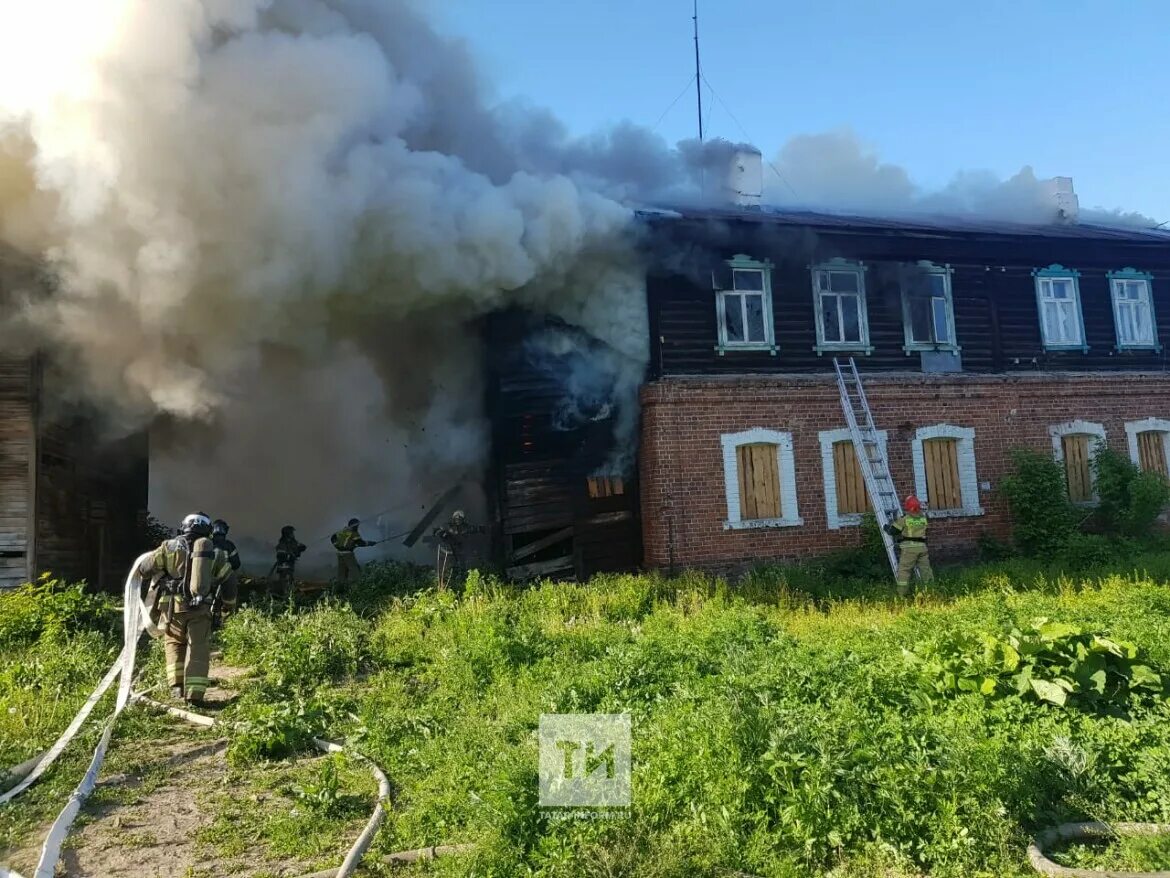 Горит дом 16. Пожар. пожар в доме. сгоревший дом. внутренние пожары.