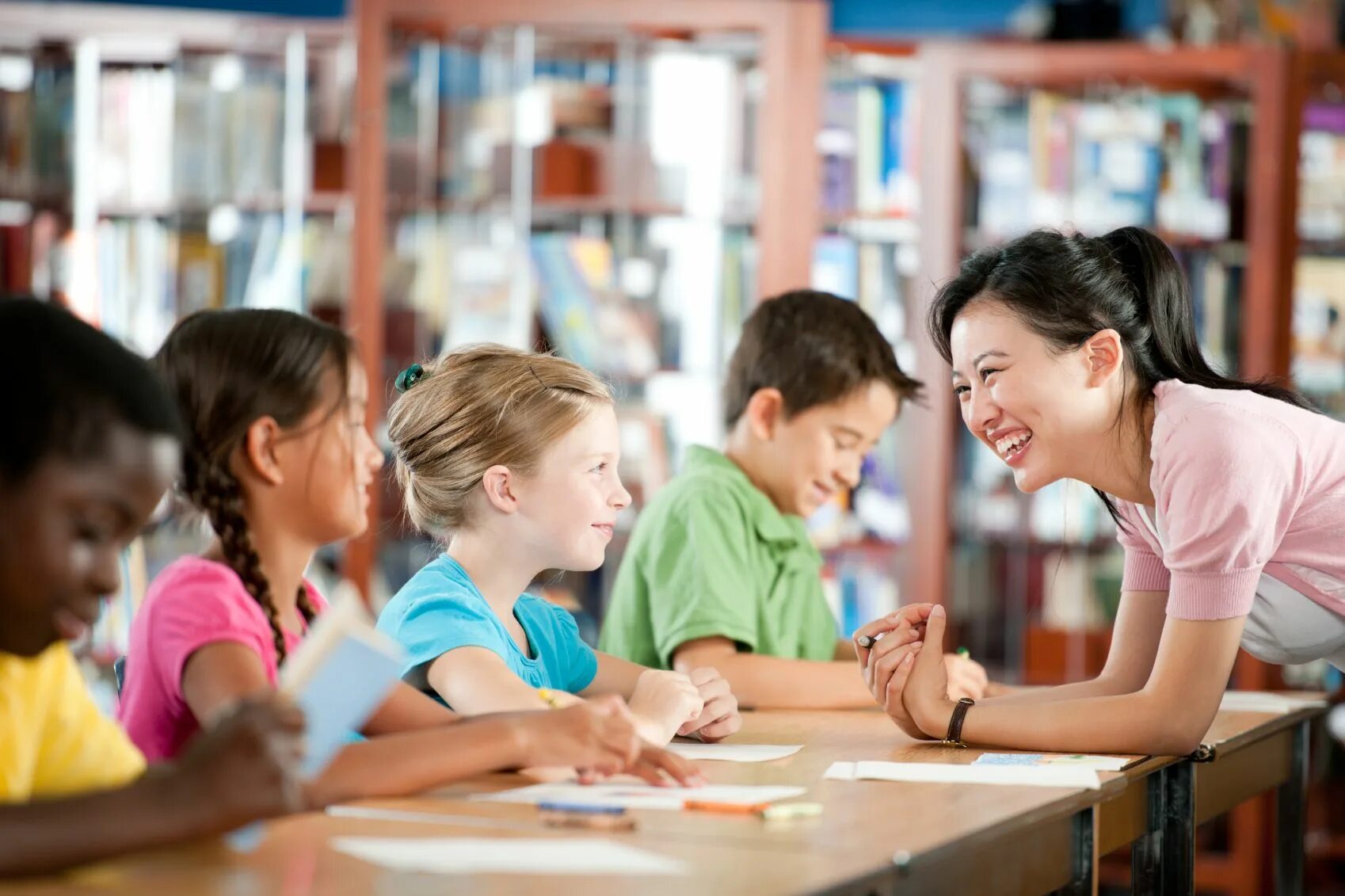 Педагогика картинки. Дети в школе. Дети teaching. Дошкольное образование в Китае. Work in pairs student