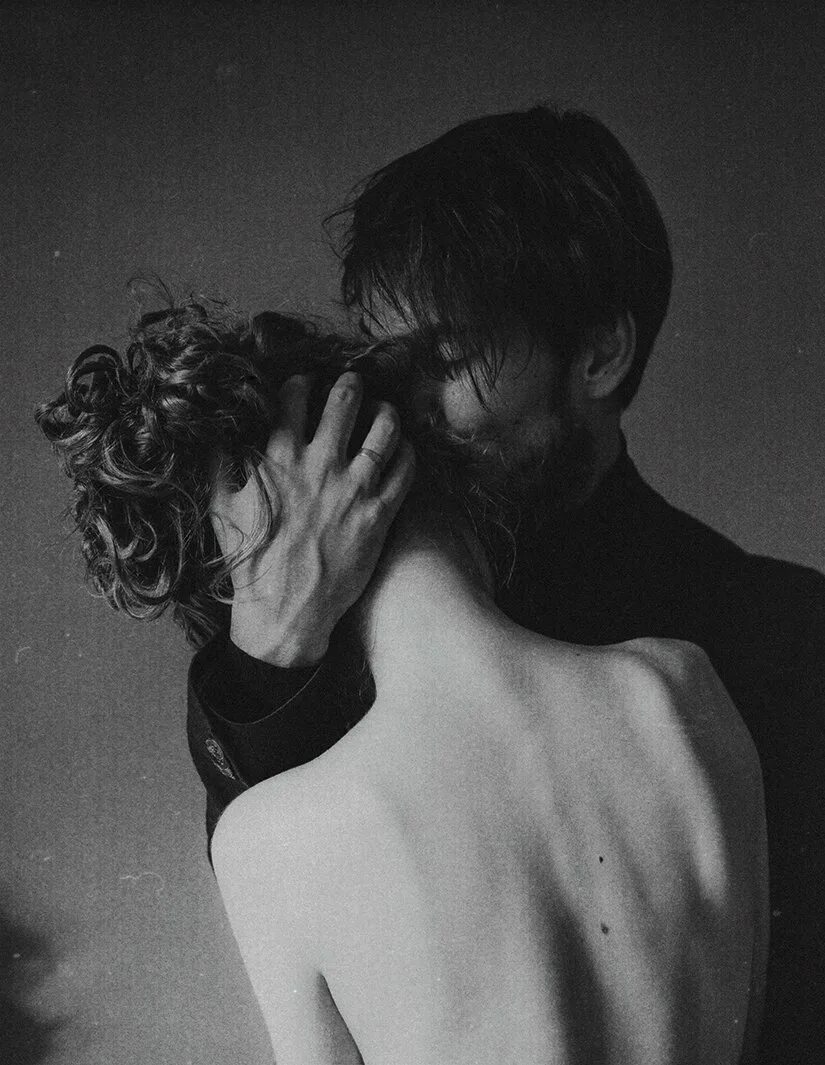 Грубая страсть. Страстные поцелуи. Целующие губы. Мужская страсть. Страсть черно белое.