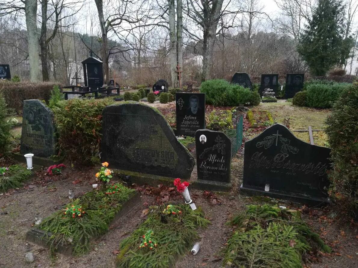 Латышское кладбище. Могилы латвия. Цыганские захоронения фото. Могилы цыган. Латвийское кладбище.