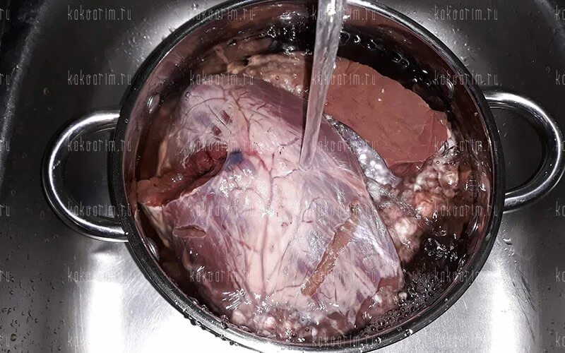 Сколько варить говяжьего легкого в кастрюле. Вареное сердце говяжье. Как варить говяжье сердце. Как выглядит вареное сердце.