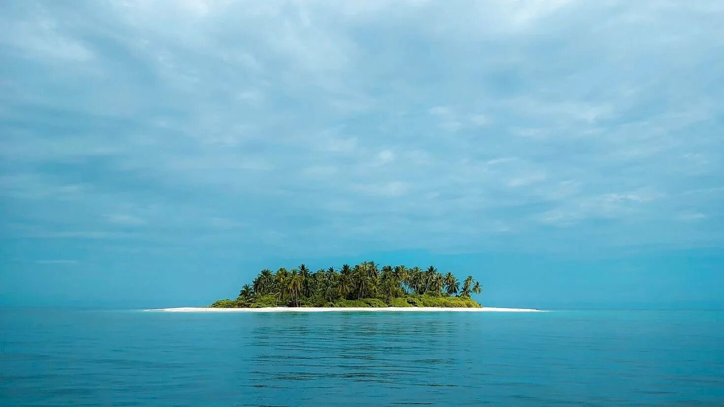 Андаманские острова. Острова и море. Остров в океане. Остров на горизонте. На далеком острове живут