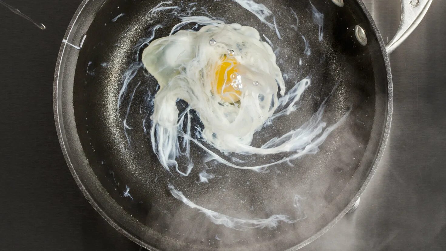 How to cook egg. Poaching cooking. poach. poaching eggs. rice poached перевод.