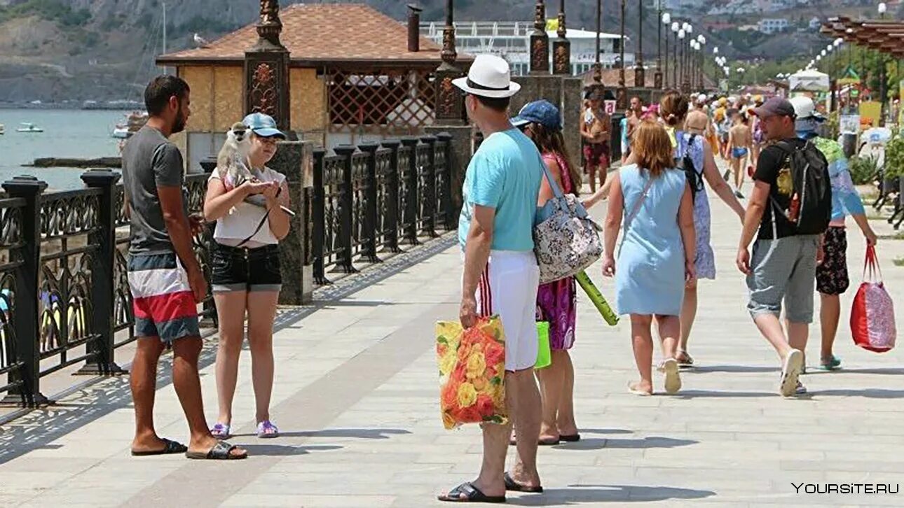 В конце октября когда последние курортные. Туристы в Крыму. Туристы на набережной. Сочи набережная туристы. Туристы в Турции.