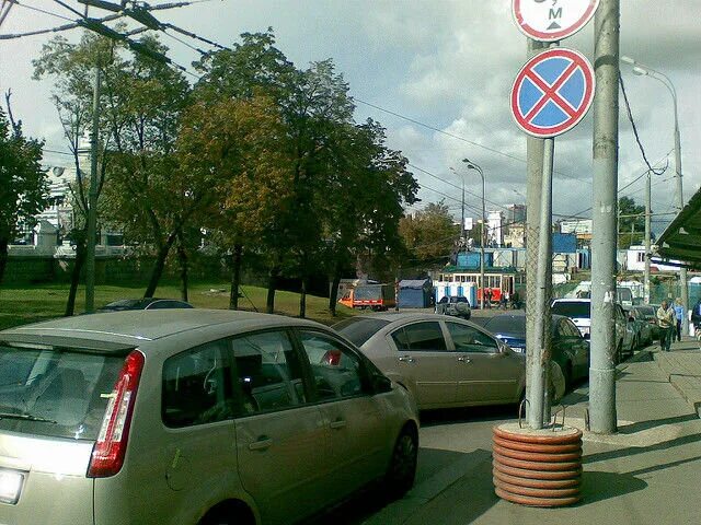 В москве остановка запрещена. Парковка под знаком. Штраф за остановка запрещена. Остановка и стоянка в неположенном месте знаки. Штраф под знаком остановка запрещена.