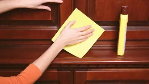 Как правильно вытирать пыль с деревянной мебели