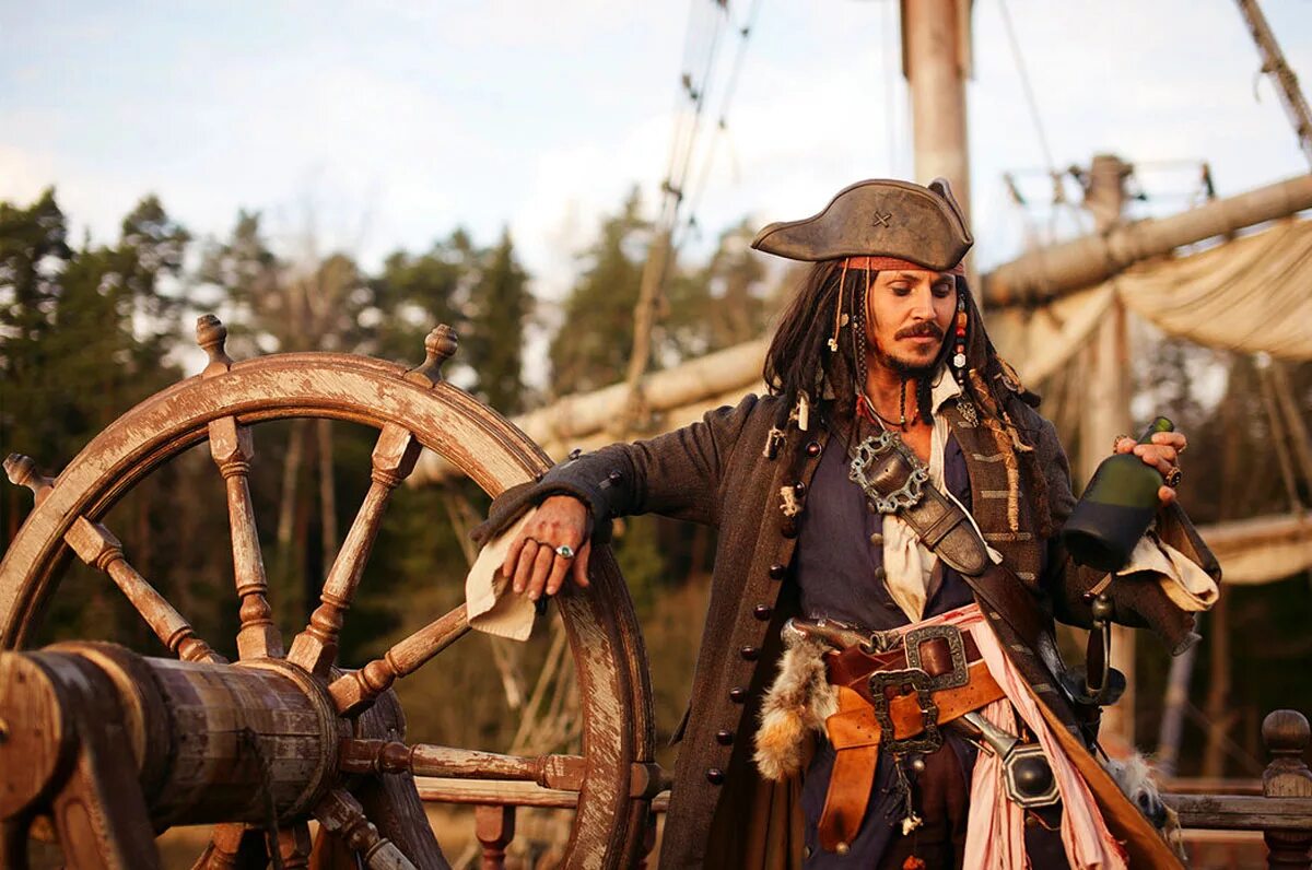 Джонни депп капитан джек. Джонни депп пираты карибского моря 3. Кинтпуаш / капитан джек. Капитан джек воробей пираты карибского моря 2. Джек воробей в фильме пираты карибского моря.