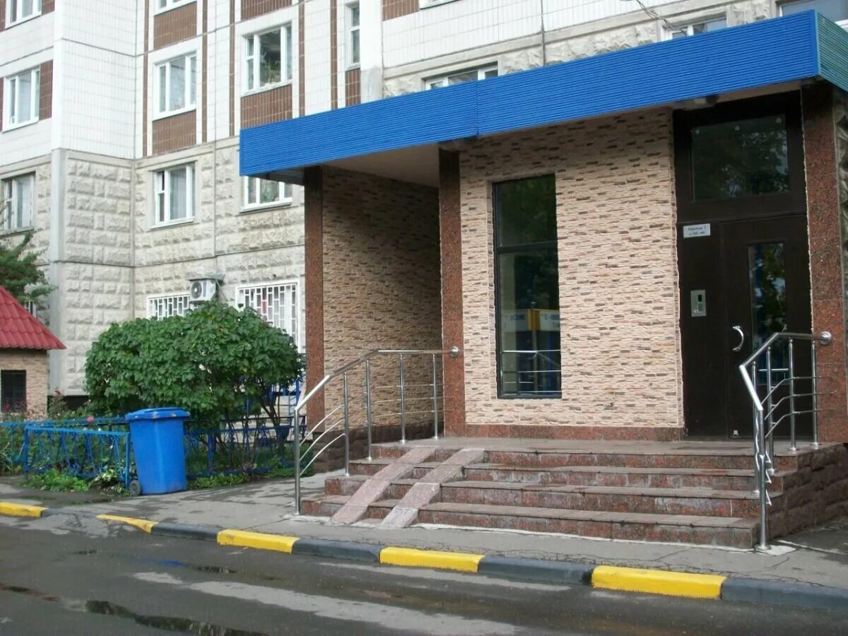 Многоэтажный дом подъезд. Входная группа в многоквартирном доме. входная группа подъезда. входная группа в многоэтажный дом. подъездные входные группы.