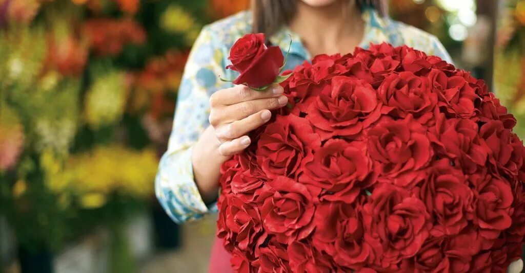 Женская розочка. Девушка с букетом красных роз. Девушка с большим букетом роз. Девушка с розами без лица. Дарение цветов.
