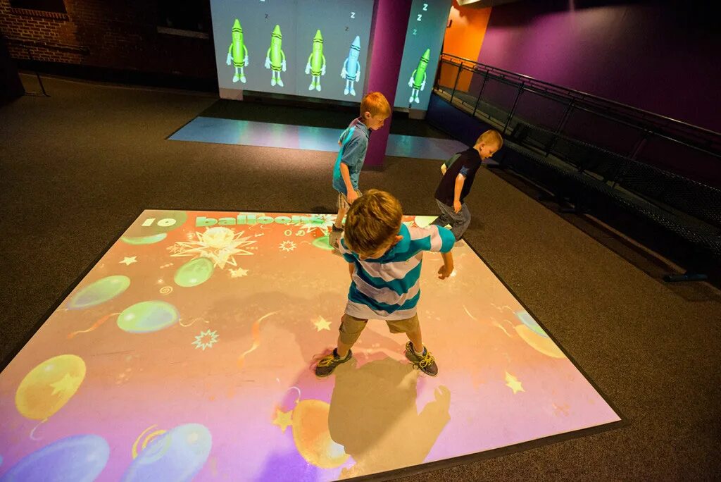 Комната с экраном для проектора. Игры через проектор. Игры через проектор. Интерактивный пол для детского сада. Интерактивный пол в доу.