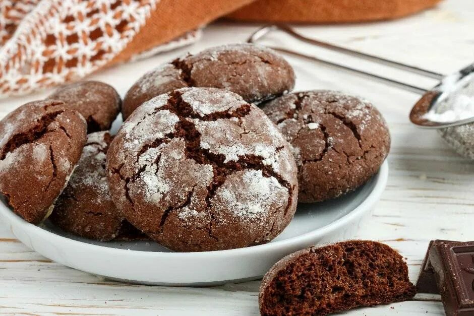 Печенье Брауни шоколадное. Пряники шоколадные. Шоколадное печенье домашнее. Мягкое шоколадное печенье.