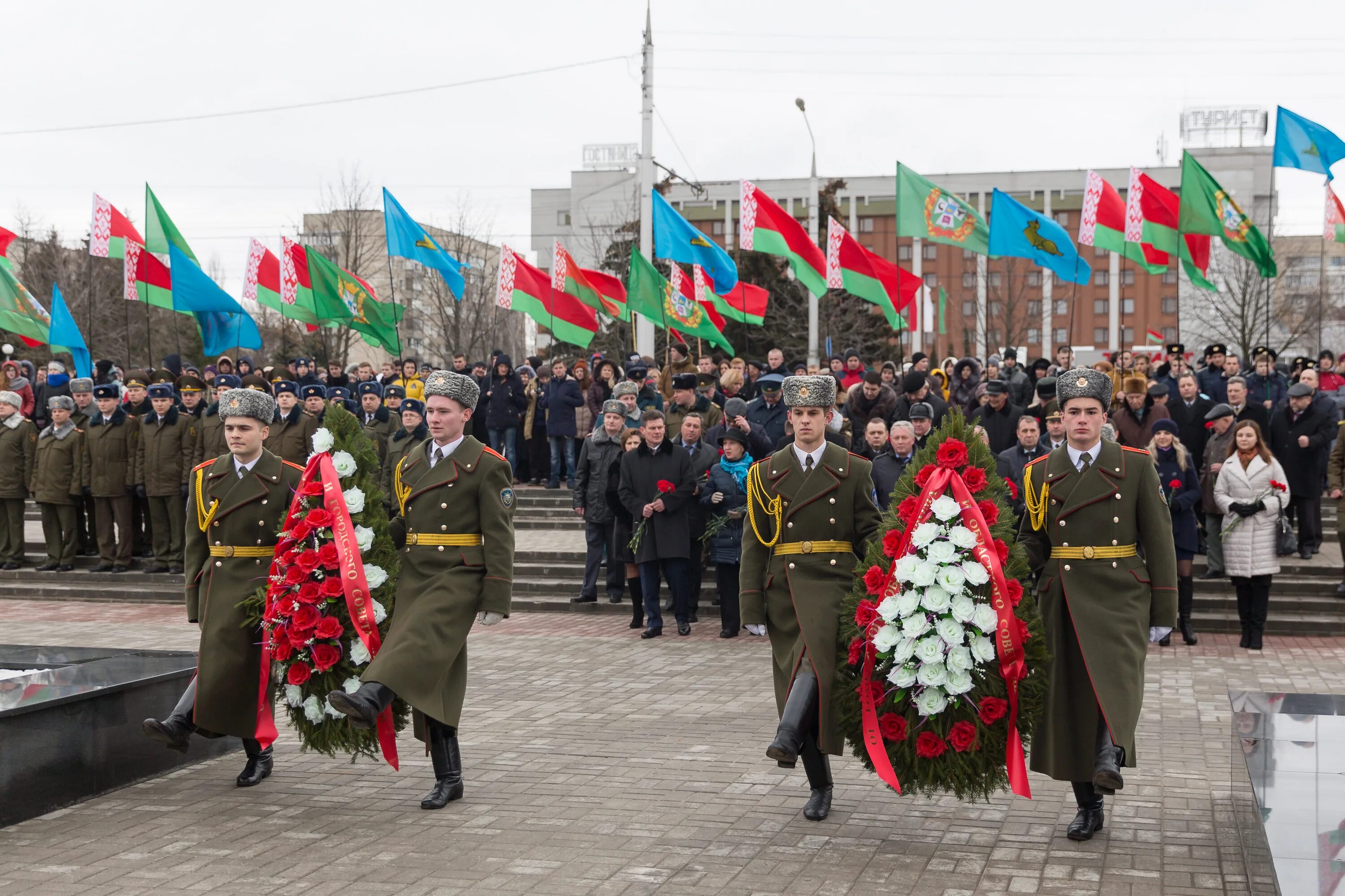 Празднуют ли в беларуси 23 февраля. Празднование дня защитника отечества в москва. Вооруженные силы рб. День вооружения вооруженных сил рб. Белоруссия отмечает 23 февраля.