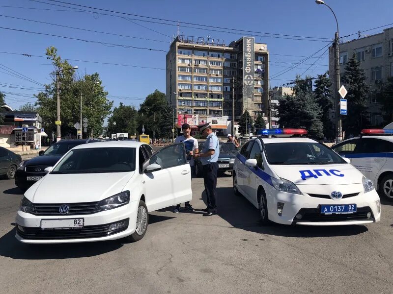 ГИБДД Симферополь Куйбышева. Сотрудники ГИБДД Симферополь. Полицейская машина Симферополь. Польный Симферополь инспектор. Гибдд куйбышев