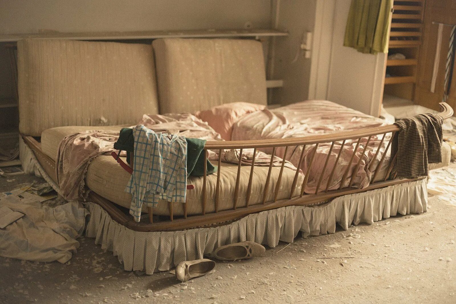 Страшная комната. Покажи страшную кровать. Кровать для эротических игр. Покажи страшную кровать. Заброшенная комната с кроватью.