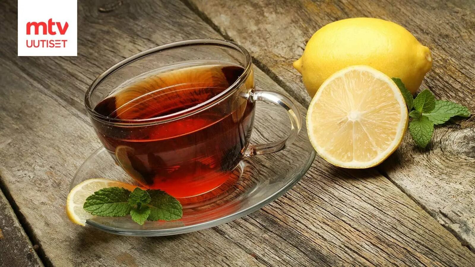 Чай с лимоном каждый день. Чой лимонн. Чай с лимоном. Черный чай с лимоном. Чашка чая с лимоном.