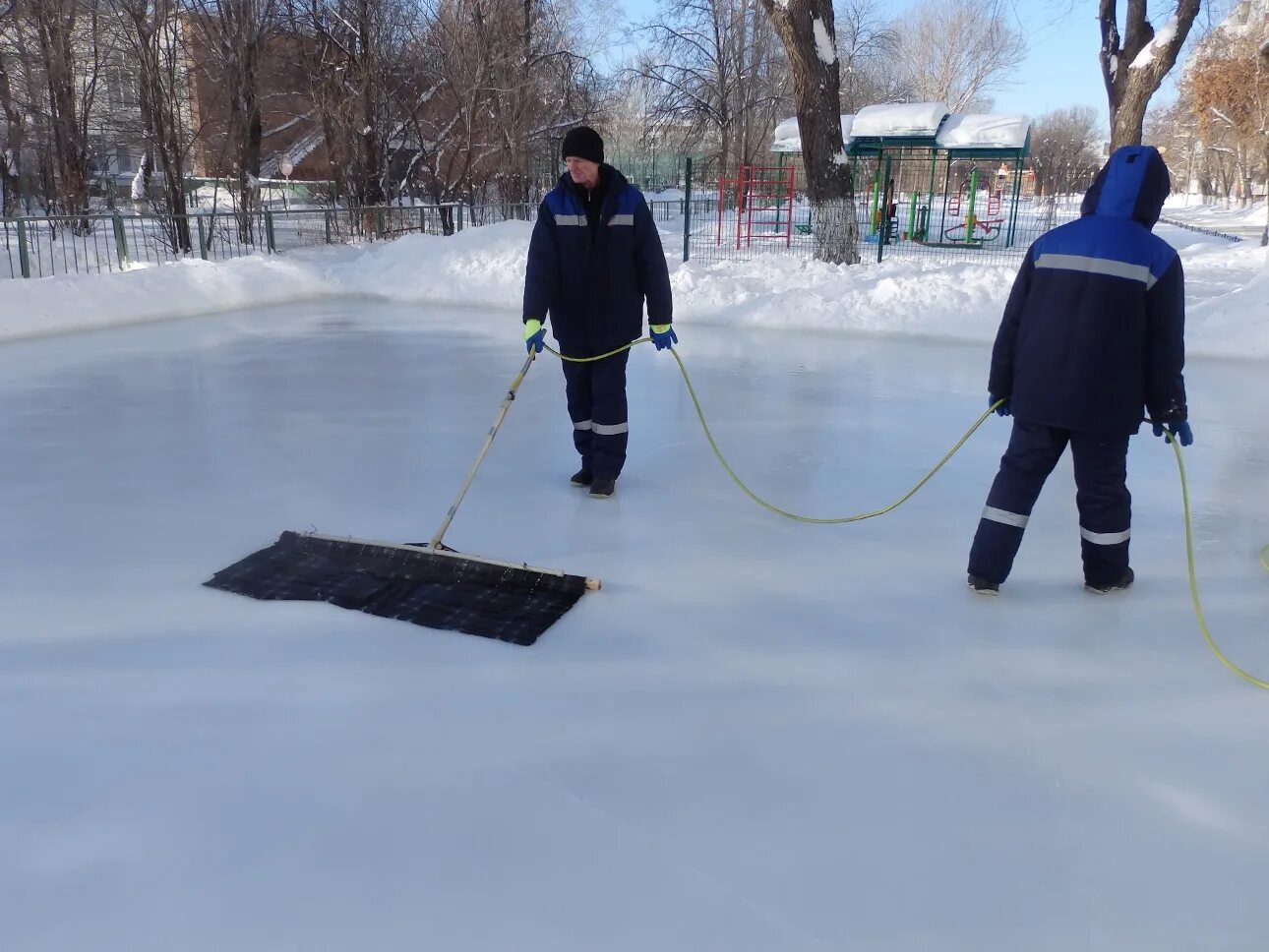 Как выровнять лед. Приспособление для заливки льда своими руками. Приспособления для заливки льда. Швабра для заливки льда. Приспособы для заливки льда.