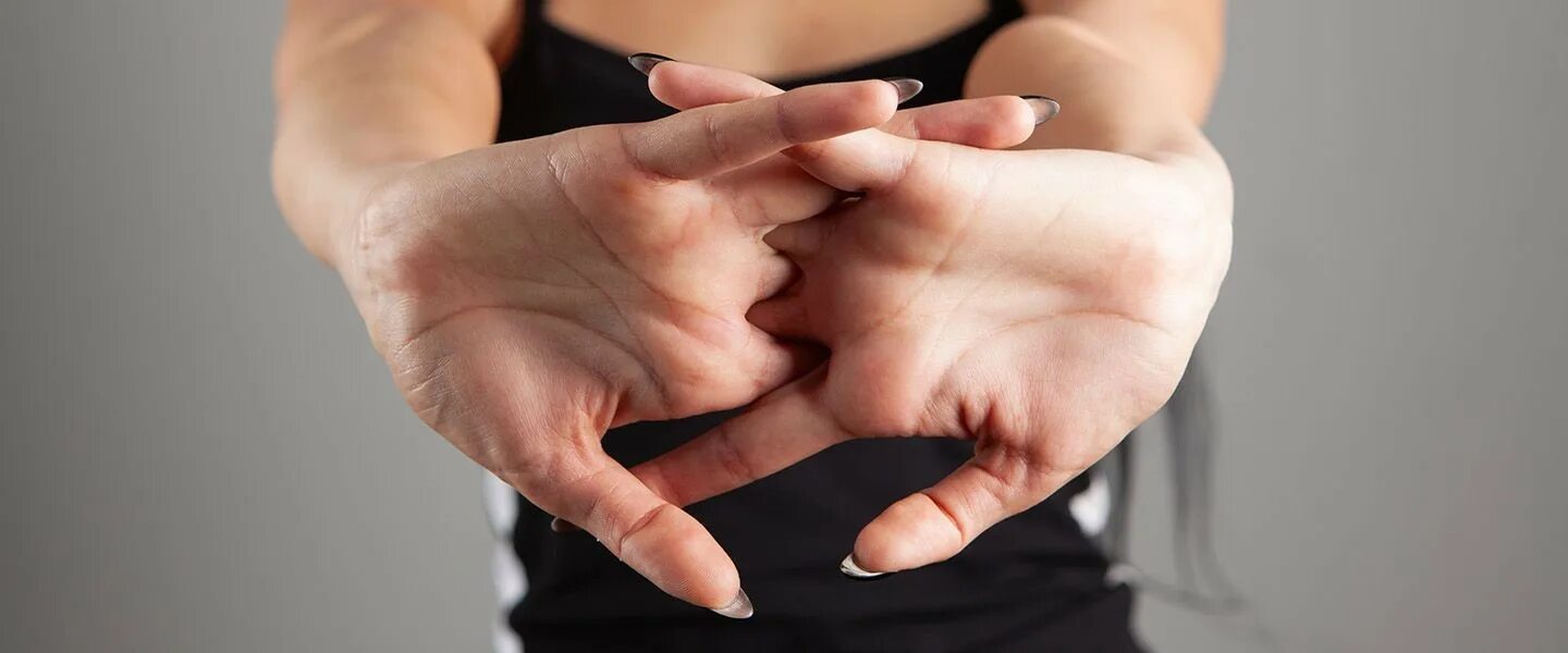 Хруст пальцев. Щелканье суставами. Хруст пальцев. Хрустение пальцами. Щелканье суставами.