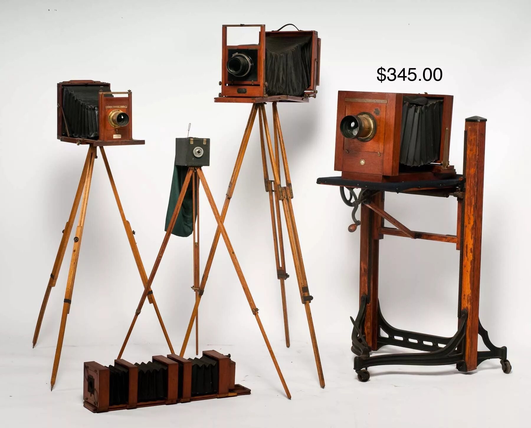 Камеры фотоателье 19 век. Старый фотоаппарат. Фотокамера 19 века. Старый фотоаппарат на треноге.