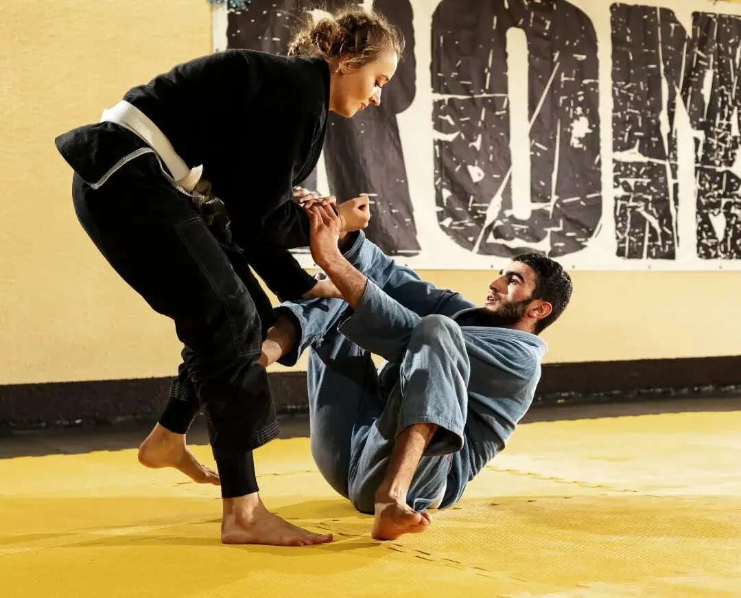 кобудо восточное боевое единоборство. техника фехтования мечом. гимнастика тай цзи цюань. древние боевые искусства. гимнастика тай чи чуань.