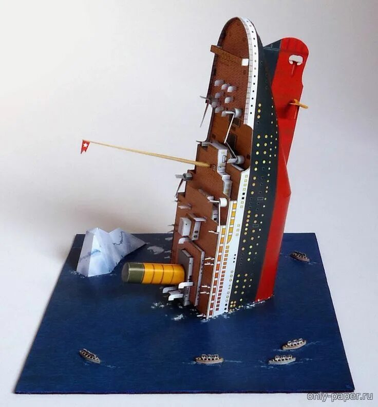 Корабль для склеивания. Диорама Титаник тонет. Титаник из бумаги. Модель Титаника 1 600. Пейпер крафт Титаник.