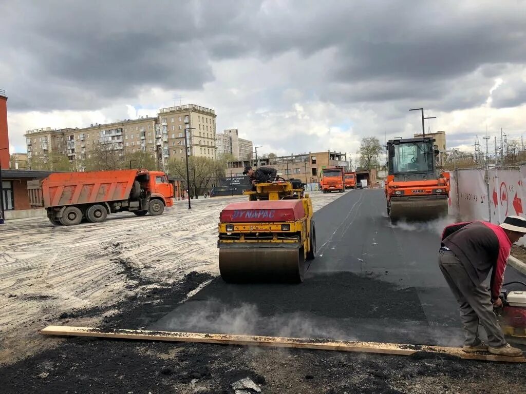 Асфальтирование дорог Москва. Укладка асфальта в Москве. Укладывают асфальт. Асфальт в Москве. Асфальтирование в раменском