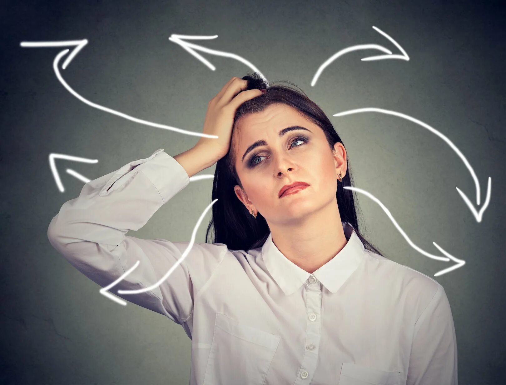 Девушка с коробкой на голове. Девушка держится за голову. Head hers. Портрет запутавшейся женщины. Голова женщины.