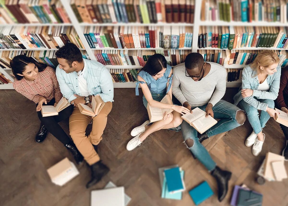 Обсуждение книг форум. Люди в библиотеке. группа людей в библиотеке. люди обсуждают книги. фотосессия в библиотеке группой.