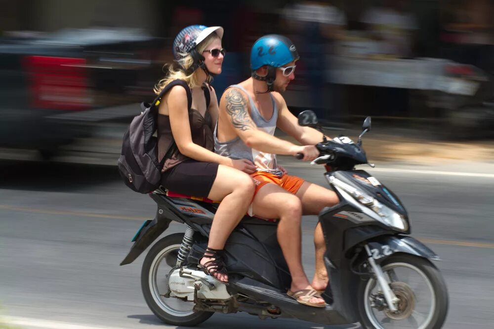 Девушка на скутере. Мопеды в Тайланде. Парень с девушкой на скутере. Парень на скутере в шлеме.